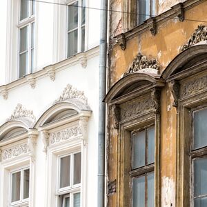 abriss, sanierung, fassade, saniert, saniertes, sanierte, sanierter, renovierte, renoviertes, renovierter, renoviert, ruine, kaputt, alt, zerstört, zerstörtes, zerstörter, zerstörte, altes, alter, alte, fenster, abrisshaus, schrottimmobilie, immobilie, haus, häuser, stadt, polen, osteuropa, krakau, sozialismus, kommunismus, gebäude
