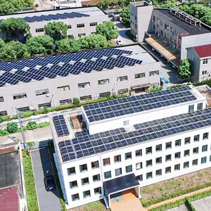 Nahe Shanghai in der Stadt Taicang befindet sich das von NEUBAU best.energy geplante dreigeschoßige Bürogebäude, das als erstes Passivhaus Premium Gebäude in China ausgezeichnet wurde. Auf insgesamt 2.050 m² Nutzfläche befinden sich Einzel- wie Großraumbüros und Besprechungsräume.