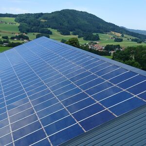 Photovoltaik und Dach sind in einem Bauteil vereint, bifaziale PV-Module erzeugen Strom mit ihrer Vorder- und Rückseite und ersetzen klassische Dachmaterialien ohne zusätzliche Unterkonstruktion. Das innovative Dichtsystem stellt dauerhaft die wasser- und winddichte Verbindung der rahmenlosen Module sicher und das Dach ist zudem optisch anspruchsvoll.