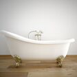 Eine freistehende weiße Badewanne mit Metallfüßen.