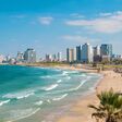 Die Küstenfront von Tel Aviv mit der Stadt selbst im Hintergrund.