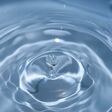 Wasser, dessen Oberfläche sich kräuselt.
