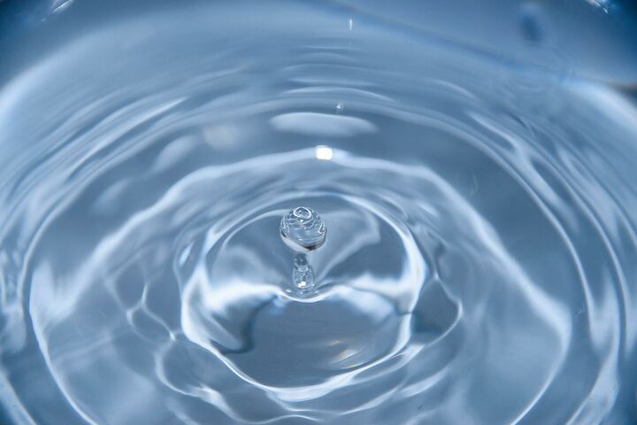 Wasser, dessen Oberfläche sich kräuselt.