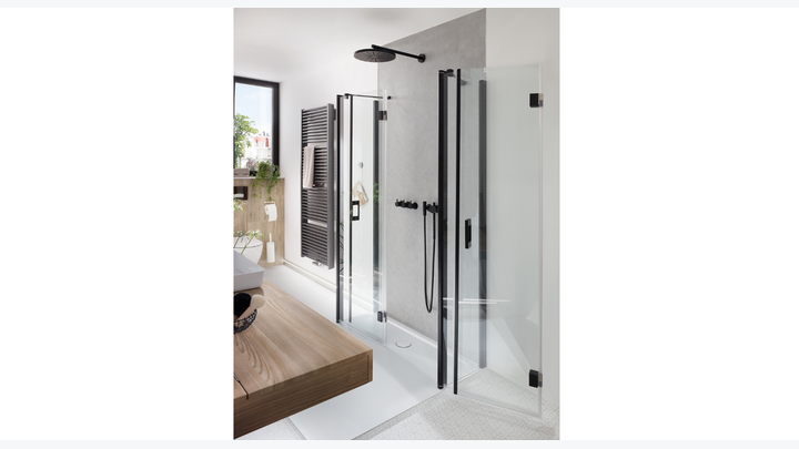 Dusche mit schwarzen Beschlägen schräg von der Seite fotografiert mit offener Tür.