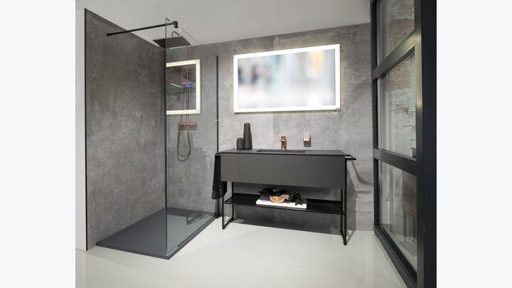 Graues Badezimmer mit schwarzen Akrzenten.