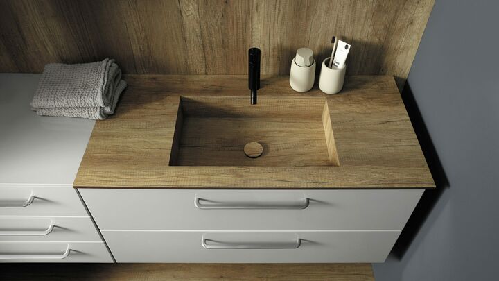 Waschbecken und -tisch in Holzoptik.