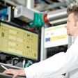 Ein Mann arbeitet an einem Computer.