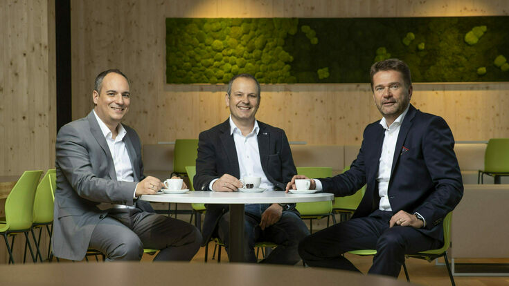 © Neumayr/Leo Von links nach rechts: Roman Seitweger, Geschäftsführer Windhager, Peter Huemer, Geschäftsführung M-TEC Energy for Future und Stefan Gubi, Geschäftsführer Windhager