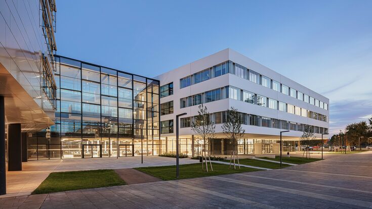 © Peter Rauchecker Der moderne Campus der FH St. Pölten bei Dämmerung.