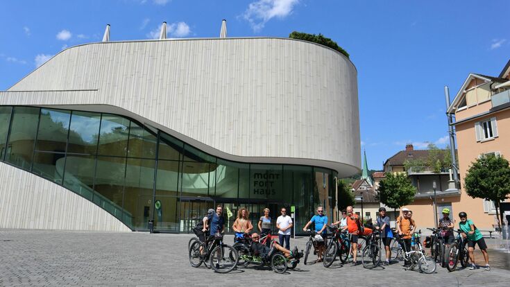 © Passathon Teilnehmer auf dem Rad vor dem Montforthaus in Feldkirch.