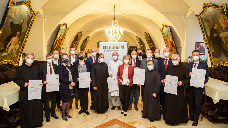 © Barmherzige Brüder Österreich/APA-Fotoservice/Juhasz Bundesministerin Leonore Gewessler bei der Überreichung der EMAS-Zertifikate an die Barmherzigen Brüder.