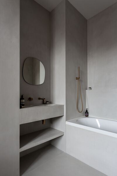 © Karine Köng (@bodieandfou) Blick in die Waschtischnische und zur Badewanne rechts daneben.