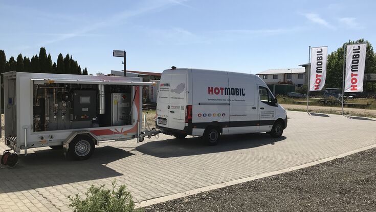 © Hotmobil Ein Hotmobil-Lieferwagen mit einem angehängten Container.