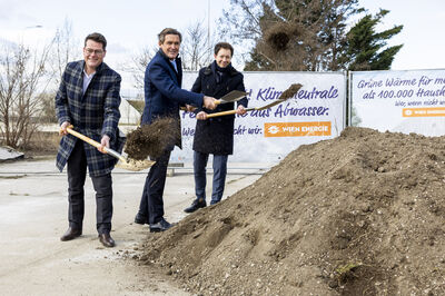 © Wien Energie/Martin Steiger Am Foto v.l.n.r.: Stadtrat Jürgen Czernohorszky, Stadtrat Peter Hanke, Wien Energie-Geschäftsführer Karl Gruber