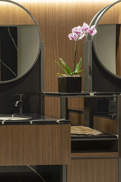 © Melia Hotels International Badezimmer mit hölzernen Unterwaschtischen und schwarz-matten Armaturen.