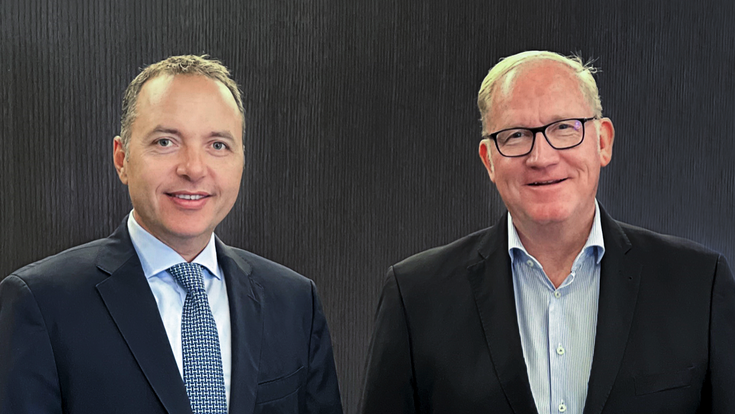 © RAK Ceramics/Kludi Abdallah Massaad , Vorstandsvorsitzender der RAK Ceramics Group mit Julian Henco, Vorsitzender der Geschäftsführung der Kludi GmbH & Co. KG.