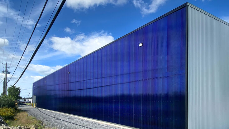 © Schwank GmbH Eine gesamte Häuserfassade im solarSchwank-System verkleidet.