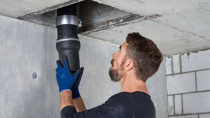 © Geberit Die Montage des Geberit Silent-db20 Offset Formstücks an der Decke.