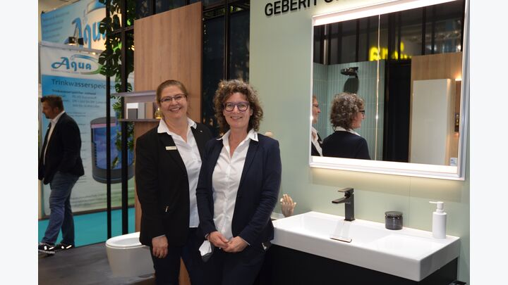 Geberit: Sabine Holczman, Produktmanagerin und Evelyn Sillipp, Managerin Medienarbeit/PR (v.l.n.r.)