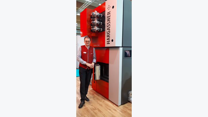 Anton Hofer mit dem MAGNO Gerät am Welser Messestand.