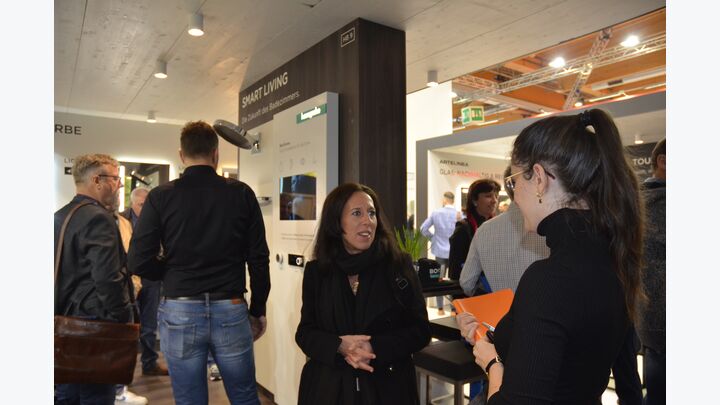Angela Berger, ﻿Leitung Marketing und KommunikationLeitung Marketing und Kommunikatio bei der Hansgrohe Group und TGA-Redakteurin Lena Wechselberger im Gespräch (v.l.n.r.)