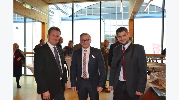 Franz Titschenbacher, Präsident der Landwirtschaftskammer Steiermark und Präsiden des österreichischen Biomasse-Verbandes, Dr. Thomas Haas, Geschäftsführer Fröling und ﻿Dipl.-Ing. Christoph Pfemeter, Geschäftsführer des österreichischen Biomasse-Verbandes (v.l.n.r.)