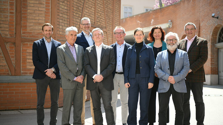 © FV der Stein- und keramischen Industrie Joachim Nackler, Architektur- und Bauforschung GesbR; Stefan Schleicher, Wegener Center Universität Graz; Andreas Pfeiler, FV der Stein- und keramischen Industrie; Alexander Passer, Technische Universität Graz; Peter Holzer, Institute of Building Research and Innovation; Franziska Trebut, ÖGUT; Renate Hammer, Institute of Building Research and Innovation; Theodor Zillner, BMK und Bernhard Lipp, IBO.
