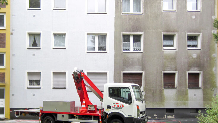 © www.jaeger-hausbetreuung.at Hausfassade, die zur Hälfte gereinigt ist.