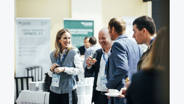 Vanessa Rothlin, Head Of Marketing bei Zippsafe (links) und Christian Kehrer, Geschäftsführer bei VAMED Standortentwicklung und Engineering (mittig) im Gespräch