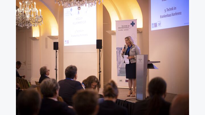 Beatrice Schmidt, Geschäftsführerin von WEKA Industrie Medien, begrüßte die Teilnehmenden zu Beginn des Events.