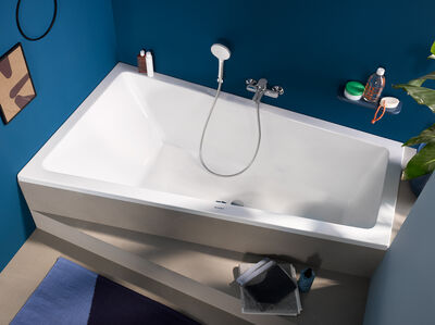 © Duravit Trapezförmige Badewanne mit Einstiegsbereich und Ablagefläche.