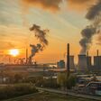 emissionen, klimaschutz, co2-bilanz, industriebetrieb, klimaerwärmung, klimawandel, industrie, energiewende, emission, emissionshandel, luftverschmutzung, stahlwerk, fabrik, stahlindustrie, umweltverschmutzung, co2-ausstoß, umwelt, energie, gas, klimaschutzplan, kohle, klima, kohleausstieg, erderwärmung, klimaziel, produktionsbetrieb, rust belt, energieintensiv, produktion, nachhaltigkeit, co2, treibhausgas, abendrot, smog, sonnenuntergang, schornstein, dämmerung, himmel