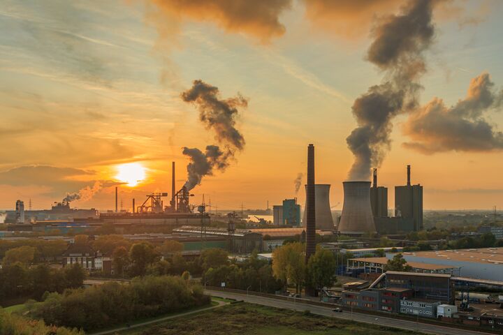 emissionen, klimaschutz, co2-bilanz, industriebetrieb, klimaerwärmung, klimawandel, industrie, energiewende, emission, emissionshandel, luftverschmutzung, stahlwerk, fabrik, stahlindustrie, umweltverschmutzung, co2-ausstoß, umwelt, energie, gas, klimaschutzplan, kohle, klima, kohleausstieg, erderwärmung, klimaziel, produktionsbetrieb, rust belt, energieintensiv, produktion, nachhaltigkeit, co2, treibhausgas, abendrot, smog, sonnenuntergang, schornstein, dämmerung, himmel