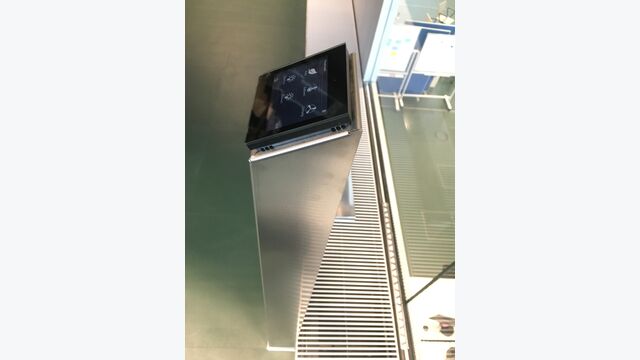 Bild der Metallstele von oben ins Stiegenhaus fotografiert.