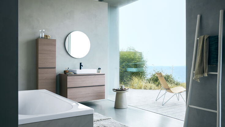 © Duravit/Mark Seelen Blick in ein Badezimmer, das mit einer Glaswand aufs Meer schaut.