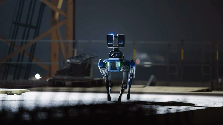 © Behind the Mask Der Roboterhund wie er auf einer Baustelle steht.