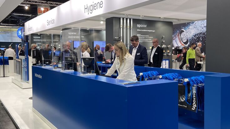 © Uponor Uponor-Messestand von der Seite fotografiert.