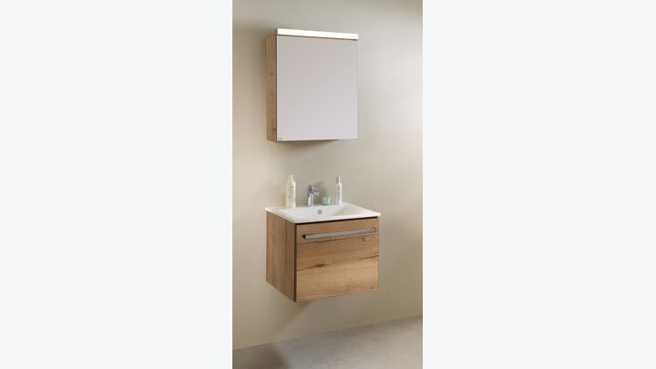 Einzelwaschbecken mit Unterschrank und Spiegelschrank.