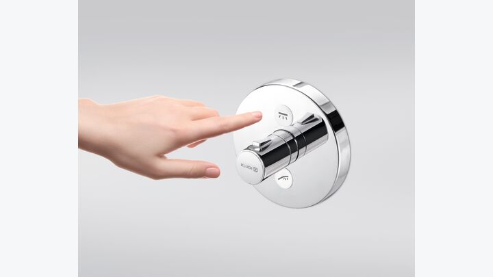 Hand, die die Drucktaste betätigt.