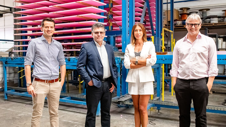 © Austrotherm Austrotherm übernimmt den XPS-Produzenten der Marke "Zentyss". Von rechts: Klaus Haberfellner (Geschäftsführung Austrotherm Gruppe), Roxana Ghioca (Geschäftsführung Vertrieb Austrotherm Rumänien), Laurentiu Istrate (Geschäftsführung Technik Austrotherm Rumänien) und Heimo Pascher (Technische Geschäftsführung Austrotherm Gruppe).
