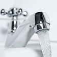 Chrom, Detail, Durst, Ernährung, Nahrung, fließen, flüssig, Flüssigkeit, Getränk, Trinken, hygienisch, kalt, kühl, Konzept, nachhaltig, nass, natürlich, Pur, Rein, Reinheit, Sanitär, Strahl, transparent, durchsichtig, trinken, Trinkwasser, Tropfen, Wassertropfen, verbrauchen, Versorgung, Waschbecken, Wasser, Wasserhahn, Wasserversorgung, Wasserwerk, Wasserversorgung, ökologisch