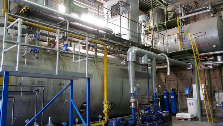 Dampfkessel im Heizraum des Werkes