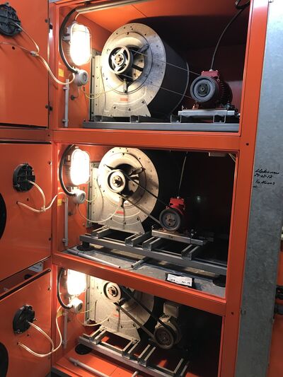 Alt versus neu: Seit 2022 sorgen hocheffiziente EC-Ventilatoren für einen energiesparenden Betrieb der Lüftungszentrale.