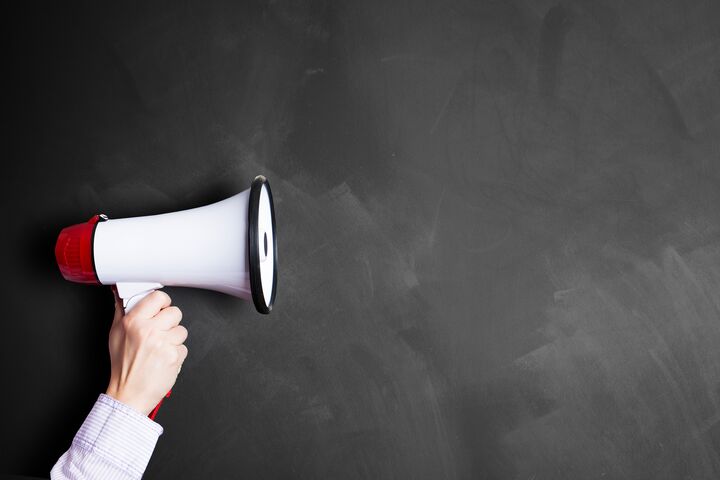 megafon, megaphone, marketing, werbung, pr, botschaft, nachricht, hinweis, public relations, laut, ansage, durchsage, reden, rückmeldung, zustimmung, bewertung, feedback, positiv, erfolgreich, geschäft, business, okay, erfolg, arbeit, wirtschaft, boom, kommunikation, arbeiten, firma, management, gewinner, consulting, beratung, berater, plan, planung, planen, zustimmen, abstimmung, kunde, kundenfeedback, meinung, kundenmeinung, diskussion, bewerten, senden, sprechen, wandtafel, kreidetafel