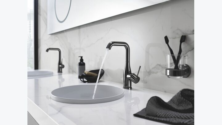 Grohe Armaturen der Serien Essence und Allure stehen in vielen attraktiven Farben und Oberflächen der Colors Collection zur Auswahl. Damit erlauben sie maximale Gestaltungsfreiheit und kreieren individuelle Blickfänger. Die Farbpalette reicht von Chrom über Nickel oder SuperSteel, Cool Sunrise und Warm Sunset bis hin zu Hard Graphite.