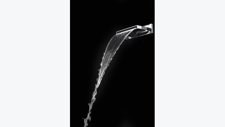 Bei Passion gibt es viele Design-Armaturen: in Chrom, in Schwarz, mit LED-Beleuchtung, soft oder kantig, für Einsteigerbäder und raffinierte Wellnessoasen. Ein Highlight aus dem großen Angebot ist der Wasserfall von Regenwerk. Einsetzbar in Dusche oder Wanne erfrischt der breite Schwallauslauf ganz so, als würde man auf seiner Trauminsel unter einem Wasserfall stehen.