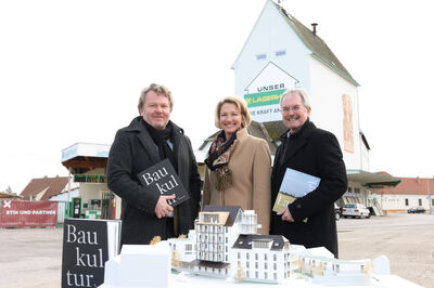 © STIX + Partner / Katharina Schiffl Reinhard Stix, Gründer und Geschäftsführer von STIX + Partner, Doris Kellner, Bürgermeisterin der Gemeinde Bernhardsthal und NÖ-Landtagspräsident Karl Wilfing vor dem Bernhardsthaler Getreidesilo (v.l.n.r.)