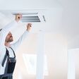 klimaanlage, installation, installateur, handwerker, warm, kalt, wohnung, wohnraum, klimatechnik, installieren, einbau, nachrüsten, kompressor, gerät, kühlung, wärme, kälte, lüftung, ventilator, temperatur, regelung, regeln, service, wartung, dienstleistung, dachgeschoss, sommer, elektronisch, außentemperatur, innentemperatur, firma, elektro, raumklima