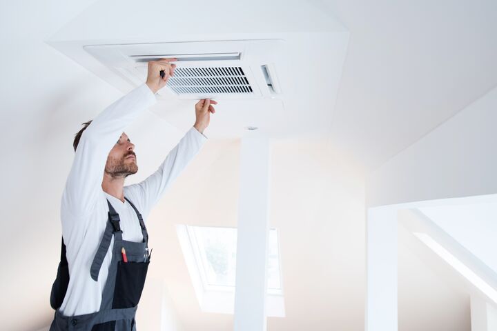 klimaanlage, installation, installateur, handwerker, warm, kalt, wohnung, wohnraum, klimatechnik, installieren, einbau, nachrüsten, kompressor, gerät, kühlung, wärme, kälte, lüftung, ventilator, temperatur, regelung, regeln, service, wartung, dienstleistung, dachgeschoss, sommer, elektronisch, außentemperatur, innentemperatur, firma, elektro, raumklima