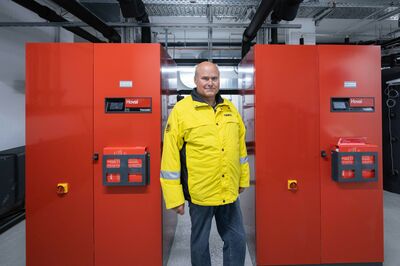 © Hoval Gunter Schabauer vom ÖAMTC mit der Komplettlösung von Hoval
